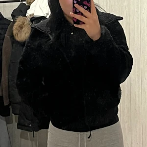 Jacka från h&m  - Hej säljer denna teddy jacka från h&m.  Skriv vid frågor eller bilder.  St S 