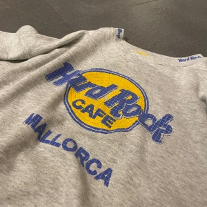 Vintage Hard rock cafe - Säljer många av mina underbara plagg då jag uppgraderar garderoben.  Detta är min vintage hard rock café sweatshirt som jag säljer. 