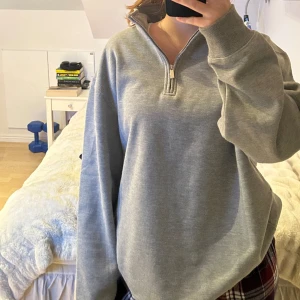 Grå halv-zip hoodie/tröja - Säljer denna helt nya halv-zip tröjan  som köptes på herravdelningen i storlek L. Lägger ut denna igen fast under ”kvinna” då kvinnor också kan använda den. På bilden ser ni hur den sitter på mig som är 166cm. Nypriset är 429kr och lappen finns kvar💕