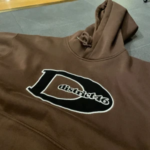District46 - Säljer många av mina underbara plagg då jag uppgraderar garderoben.  Detta är min district46 Hoodie som jag säljer