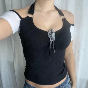 Halternecktopp - Vintage off shoulder halternecktopp från Miss Frida 💕