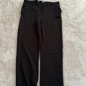Kostymbyxor  - Svart kostymbyxor från lager 157 används två gånger, som nya! Stl M, lägre i midjan och passar mig som är lång.  130kr plus frakt 