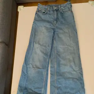 Jeans från Weekday med breda ben. 