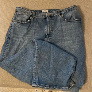 Jeans - Raka jeans från NELLY. Storlek 33/32. Nypris 699kr. Köparen står för frakten, pris kan diskuteras.