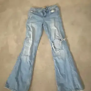 Säljer dessa Assbrings jeans från Gina tricot då de blivit försmå! Fråga vad som helst😇❤️‍🔥