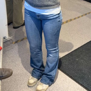 Lågmidjade bootcut jeans - Lågmidjade bootcut jeans som är ganska ny, dom är lite slitna längst ner pga dom är för långa 