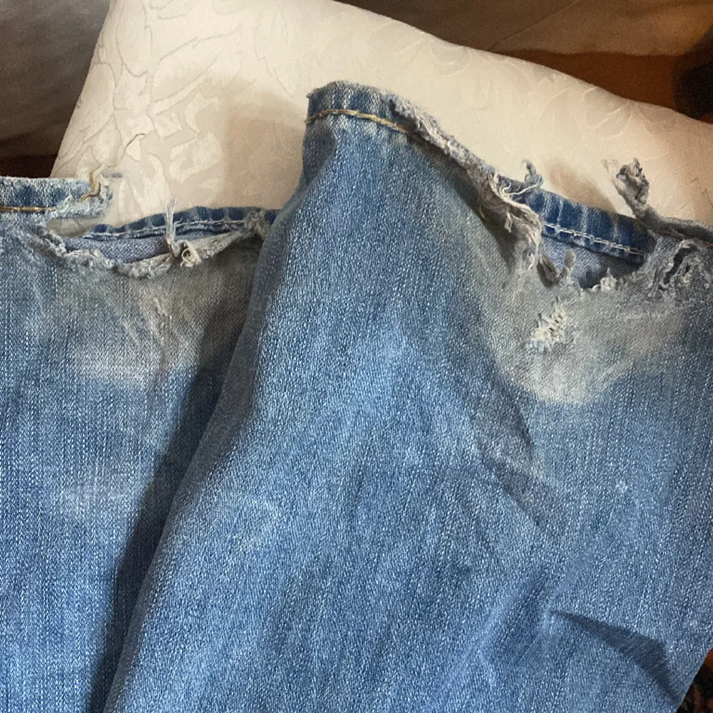 så snygga blåa baggy jeans med ascool stitching på, köpta för 550 men säljer för 400 då de har lite slitningar längst ner bakpå benen (de är lite för långa på mig som är 165 så de har slitits lite mot marken när jag använt dem. 💓 !lånade bilder!. Jeans & Byxor.