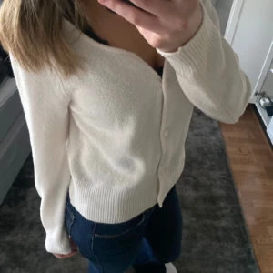 Stickad kofta - Säljer då den inte kommer till användning. Pris kan diskuteras