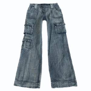 så fina jeans köpta här på plick för 450 kr, midja : 82, innerben: 82. har lite slitningar längst ner bakpå benen pga att de precis är lite för långa för mig. 💓 !lånade bilder! , skriv för fler! 