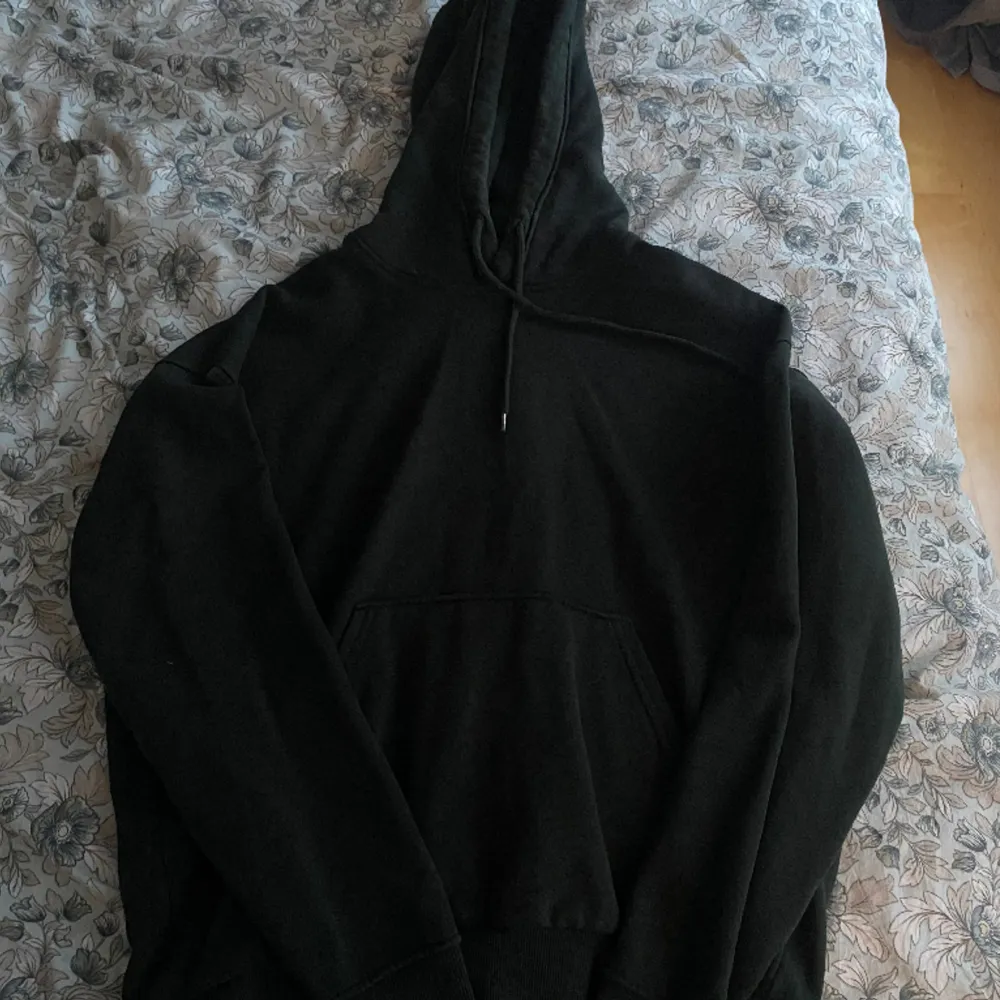 Hoodie från weekday, fint skick Stl xs Köparen står för frakten . Hoodies.