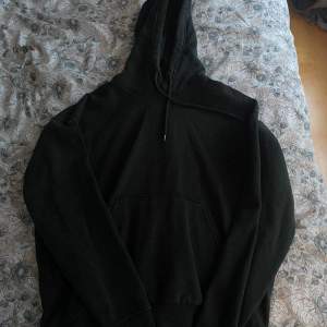 Hoodie från weekday, fint skick Stl xs Köparen står för frakten 