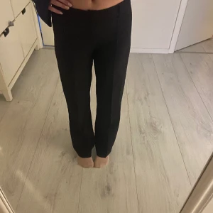 Mid waist kostymbyxor  - Säljer mina mid waist madlady kostymbyxor då jag inte har användning för dom längre. På hemsidan stod det Low waist men skulle nog mer säga att de är mid waist. Köpta för 600kr säljer för minst 300kr!💞 Använd gärna köp nu!!