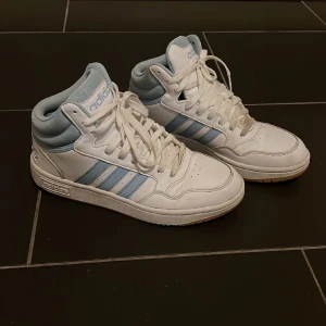 Adidas skor  - Säljer mina adidas skor då dom inte kommer till användning, dom är endast använda ca 5 gånger. Storleken är 39 1/3. Jag tror modellen är hoops 3.0 mid Classic. Jag säljer dom för 200kr + frakt!❤️
