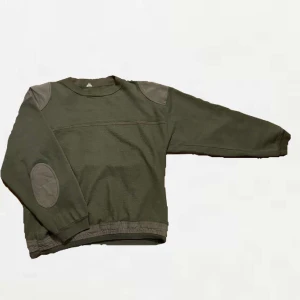 Grön/brun sweatshirt  - Bra skick tröja som jag köpte second hand men inte använder längre. Okänt märke då tagen är borta. Storleken är large men passar mig som är s/m ledigt och inte för lång.