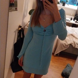 Sommarklänning - Super fin Sommarklänning som endast är använd två gånger, super bra skick och inte genomskinlig!!