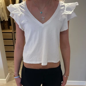 Vit t-shirt - Säljer denna super söta t-shirt från zara, knappt använd! Storlek S