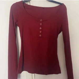 Röd gullig tröja - Fin röd tröja ursprungliga priset 250kr