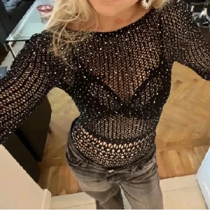 Glittrig body  - Säljer denna då den inte kommer till användning. Använd en gång och är i storlek S💕