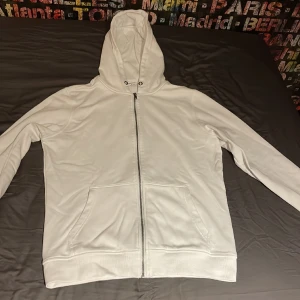 Zip hoodie  - Riktigt skön zip hoodie från Urban classic. Skick 10/10 då den bara är använd 1-2 gånger. Priset inte hugget i sten.