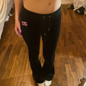 Juicy couture byxor - Assnygg juicy byxor med rosa graffiti brodering där bak! Köpt förra året och knappt använd, säljer pga för småa:) vid frågor skriv, priset kan diskuteras !!!💞💞