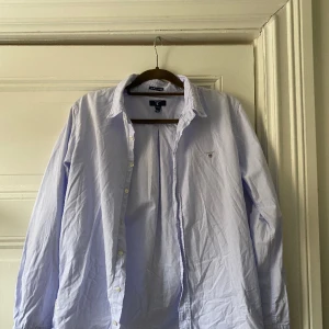 Gant Skjorta - Säljer min Gant skjorta då den blivit för liten. Knappast använd och sitter som S. 
