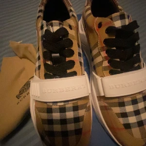 Burberry skor  - Den ha använt 3 gånger bara