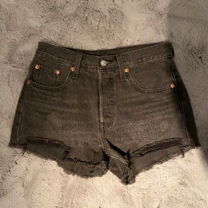 Levis shorts - Säljer mina jättefina och sköna Levis shorts i modellen 501. Säljer då de blivit för små för mig. Använd ett få tal gånger, fint skick❤️