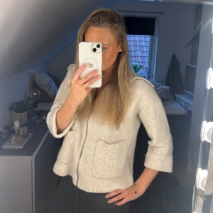 & other stories kofta - Kofta från & other stories, köpt här på plick. Står ingen storlek men passar mig som har xs/s i vanliga fall. Säljer då den inte kommer till användning