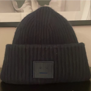 Acne mössa - Tja, säljer nu min acne mössa pga att jag inte använder den längre och den bara ligger. Mössan är väldigt smarsamt använd och har inga defekter. Nypris på denna  mössa ligger runt ca 1499:- Mitt pris 500:- Hör av för minsta fråga!