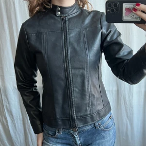 Svart skinnjacka - Svart vintage skinnjacka i skinnimitation. Inga defekter 💕