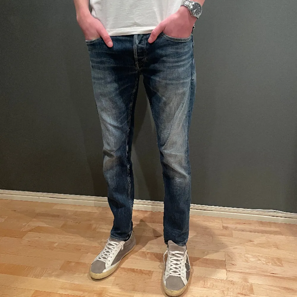 Säljer nu dessa sjukt snygga jeansen från Replay i grymt bra skick. Modellen heter ronas och jeansen är i storlek 31/32. Referens- killen på bilden är 185 och väger 70 kg! Hör gärna av dig vid frågor och funderingar 😃. Jeans & Byxor.