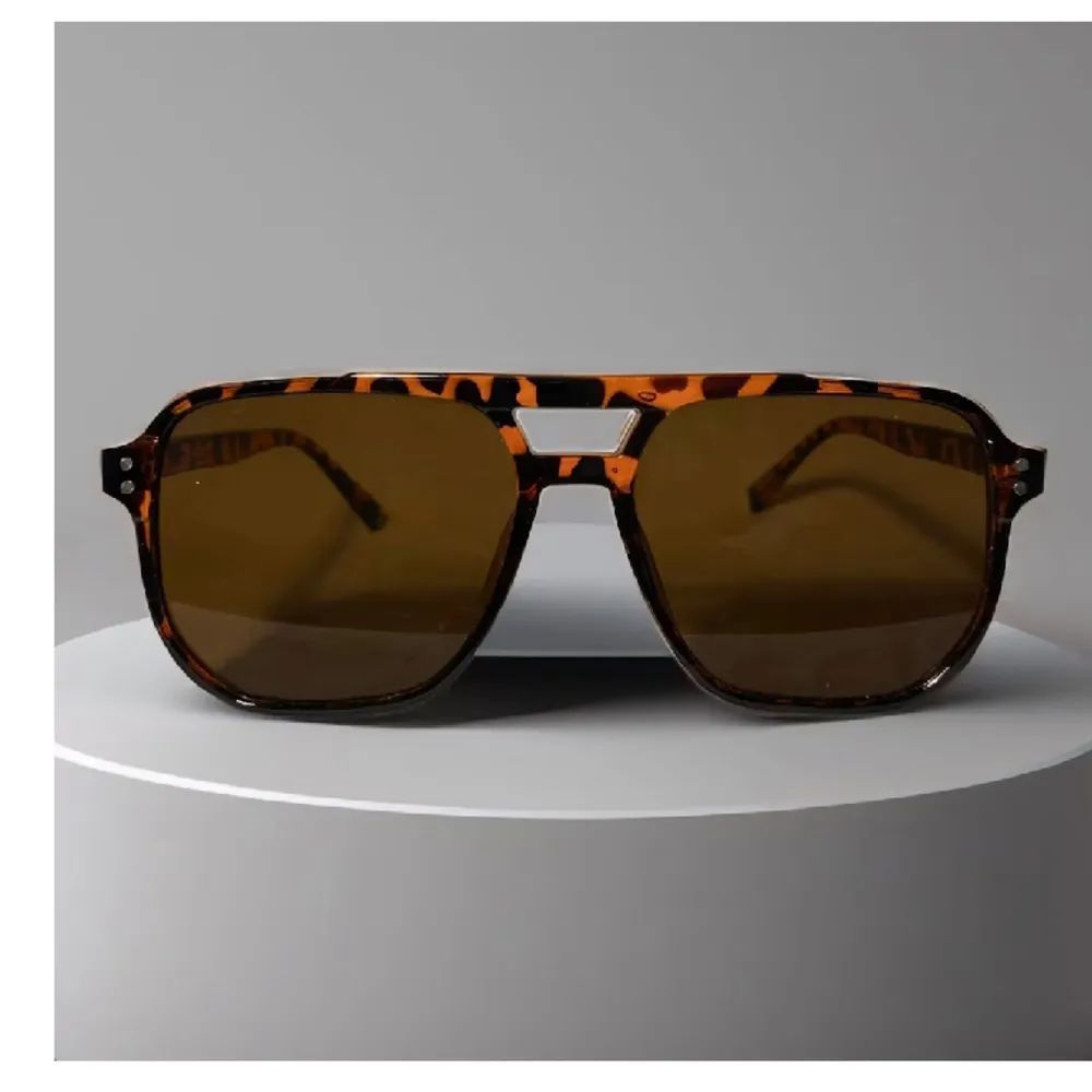 Leopardfärgade solglasögon perfekta för skidresan och alla andra tillfällen. Accessoarer.