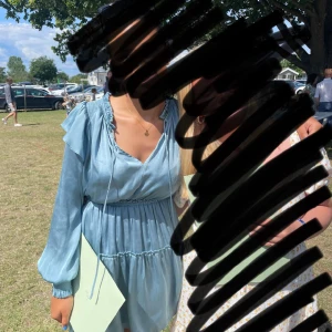 Satinerad blå klänning - Elegant klänning som har fått otroligt många komplimanger. Från Mango, säljs inte längre. Använd två gånger, inga defekter. Pris kan diskuteras!