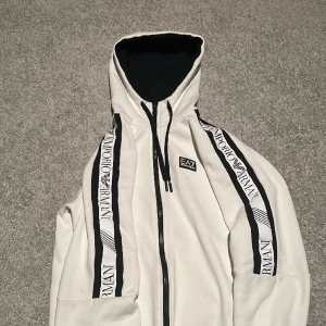 EA7 - Haft på mig 2-3 gånger rätt så ny. Storlek S