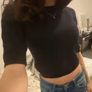 Stickad tröja - Säljer denna fina stickade tröja från Zara då den är för liten på mig, den är mörk marinblå och i bra skick!