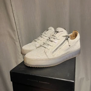 Guiseppe Zanotti  - Säljer mina feta Guiseppes!!!! Strl 42 men passar mig perfekt som har 43  Box och dustbag medföljer 