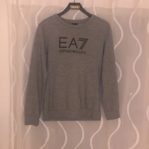 ARMANI SWEATSHIRT - En stilren tröja perfekt för våren, köpt på Armani butiken för 1100,  Skick 8/10 använd fåtals gånger  