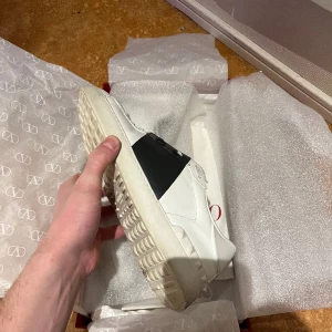 Valentino Open sneakers  - Ett par valentino skor i väldigt bra skick, köpt i somras och knappt använda. Storlek 42. 