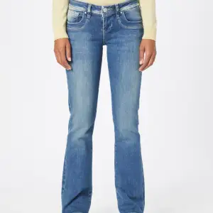 Säljer mina Ltb jeans i modellen Valerie, de är storlek 25x32. För fler frågor och bilder är det bara att skriva💞Köpte dom för 910kr men säljer de för 750kr, kan tänka mig gå ner i pris😊