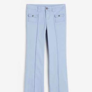 Säljer mina fina blå lågmidjade cargo jeans från hm i storlek 36! Går inte att få tag på längre, slutsålda både online och i butik! Fint skick 