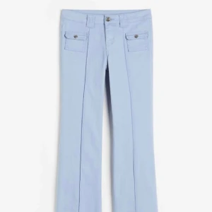 HM cargo jeans  - Säljer mina fina blå lågmidjade cargo jeans från hm i storlek 36! Går inte att få tag på längre, slutsålda både online och i butik! Fint skick 