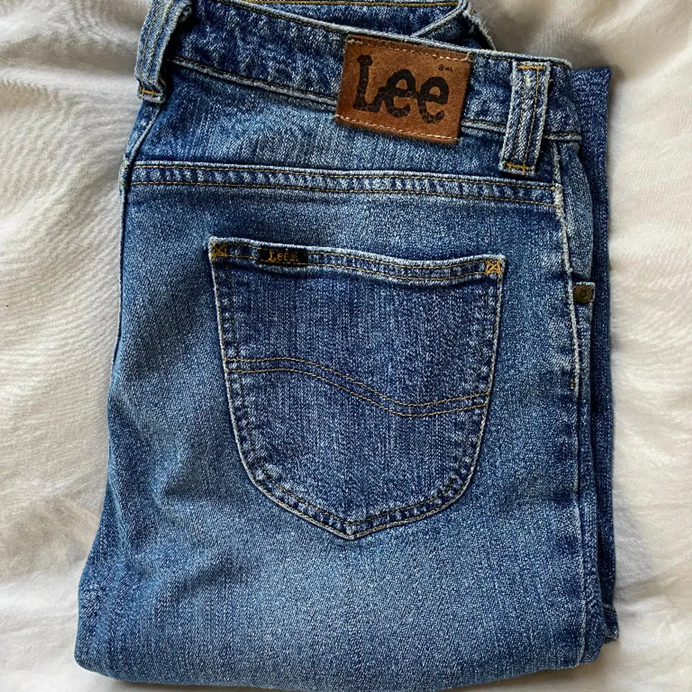 Ett par sjukt snygga lågmidjade jeans från Lee som jag köpt second hand. Jag vet inte storlek men jag har oftast 36/38 i jeans.  Dom sitter som på bilden på mig som är 168. 💕💕 startar budgivning om många är intresserade! . Jeans & Byxor.
