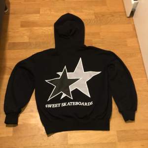 Sweet sktbs hoodie oversised storlek xs har andvänd den kanske 2 gånger så den är inte sliten