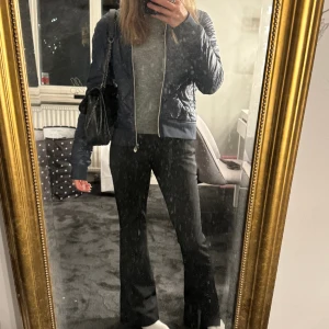 Stickad tröja  - Grå stickad tröja, säljs då den aldrig använts ❣️