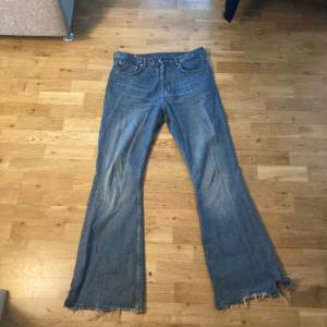 Snygga jeans från weekday som är omsydda för en mer bootcut/flared fit. I rätt bra skick. Små slits längst ner (bild 3). Skulle säga att dem är som 31/34.