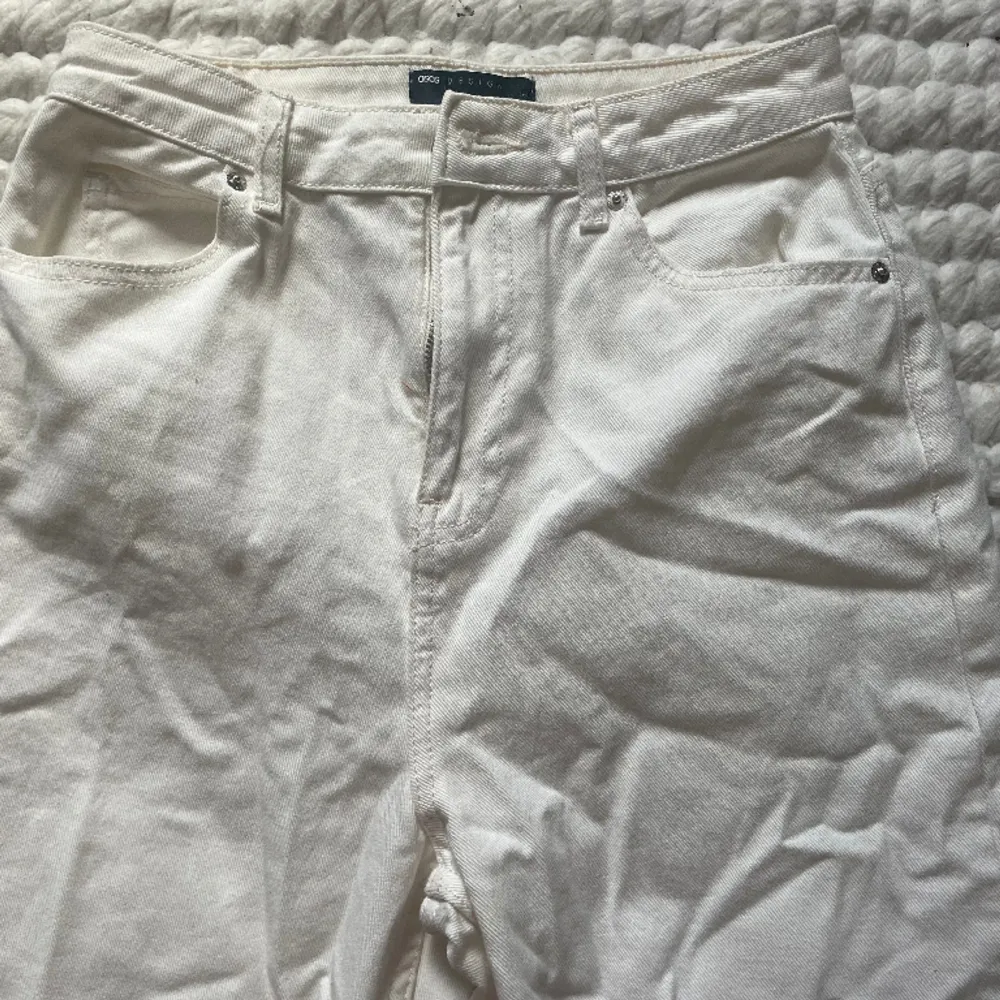 Snygga vita jeans som jag endast testat en gång och inte kommit till användning!! är skrynkliga men går enkelt att fixa! passar er som har långa ben (är 180 och dessa är lite långa på mig) 26/38 . Jeans & Byxor.