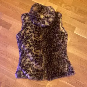 Ass cool fluffig leopard väst! Storlek S, använt skick. Tryck gärna på köp direkt!