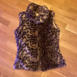 Leopard väst - Ass cool fluffig leopard väst! Storlek S, använt skick. Tryck gärna på köp direkt!