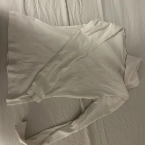 Vit polotröja - Skriv för frågor 💃💃