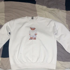 Sweatshirt  - Säljer detta tröja för den inte kommer till användning. Skick 8/10 Nypris 449 Pris kan diskuteras 